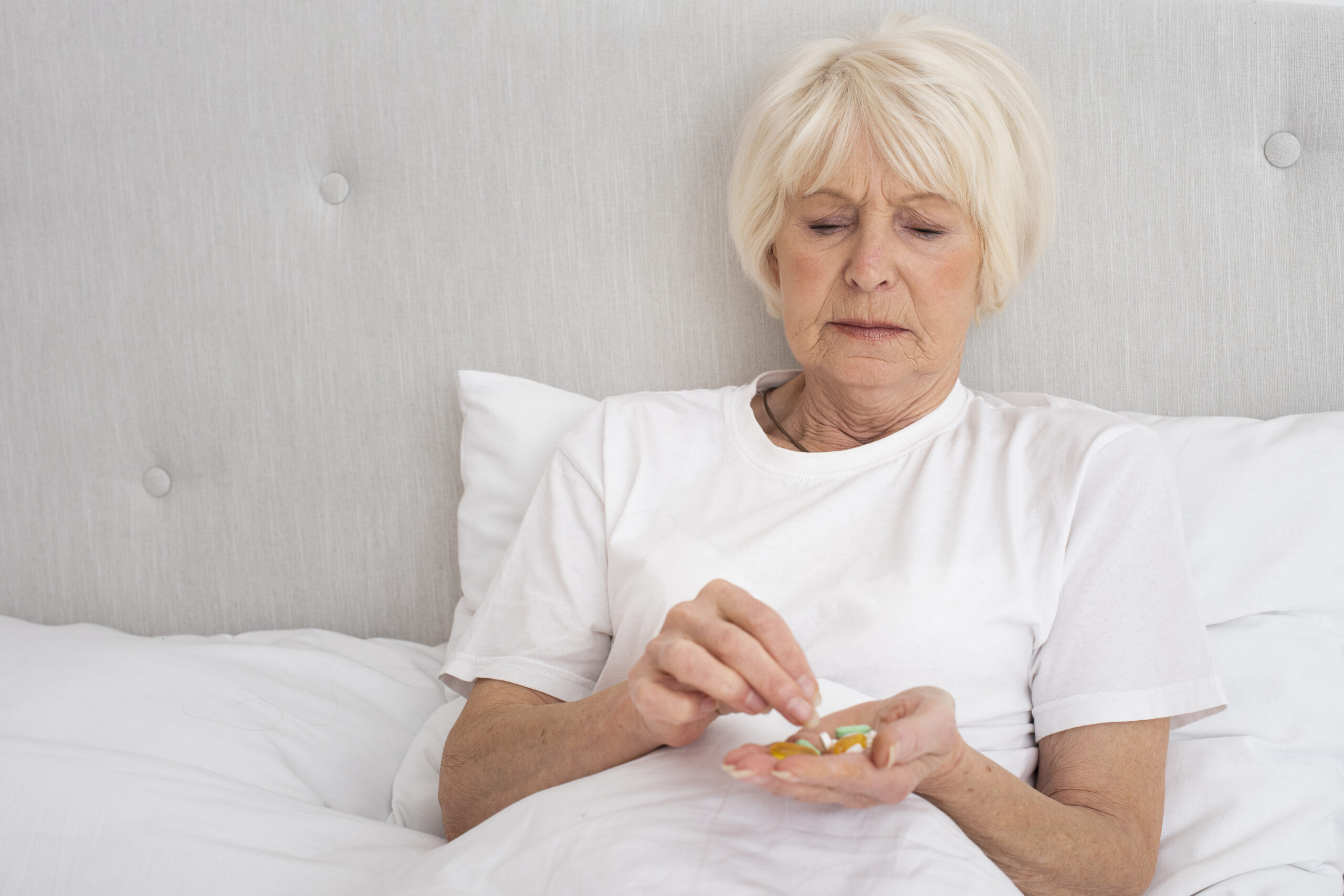 Kvinden med diabetes type 2-medicin i sine hænder er bekymret for at skulle tage mere og mere medicin.