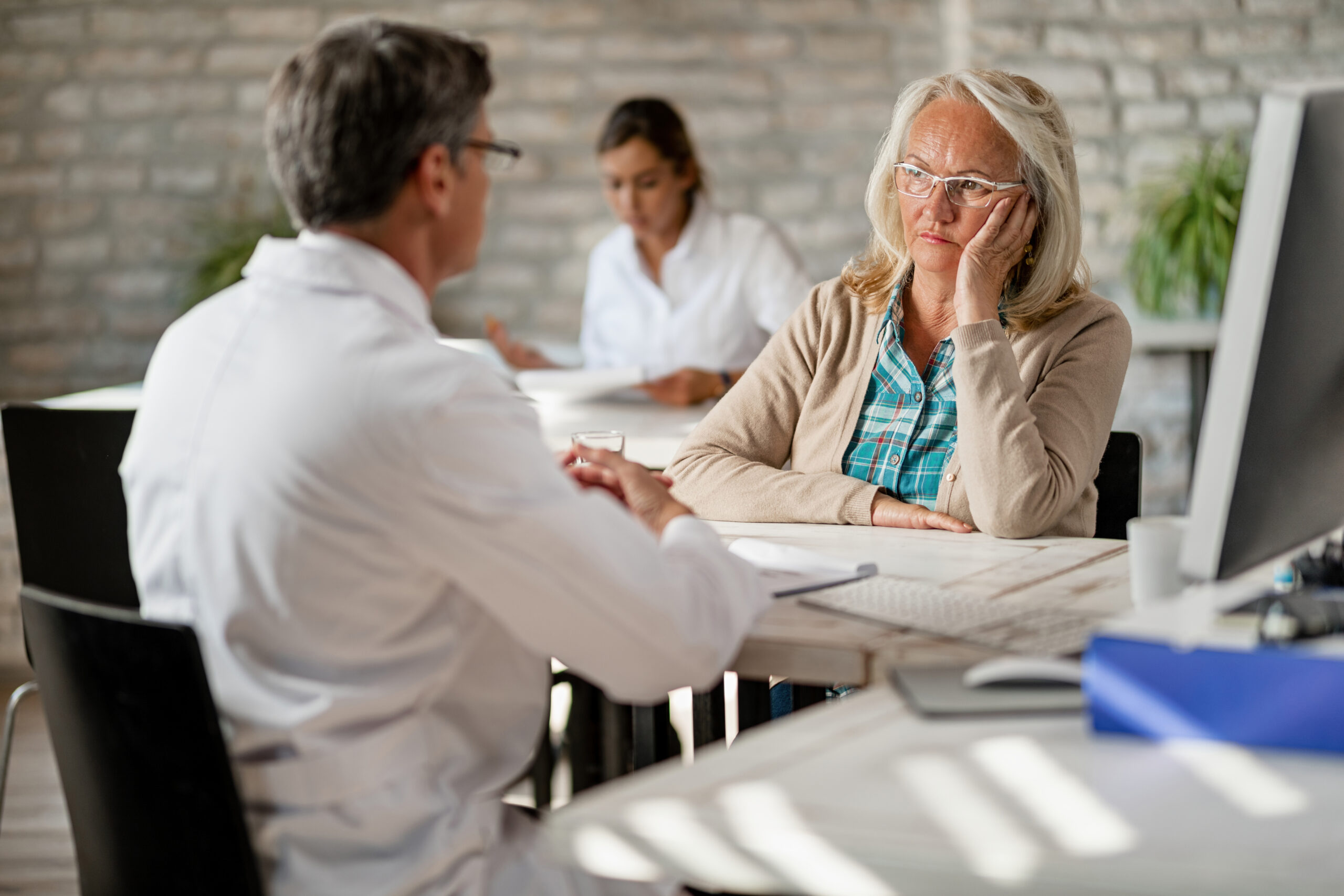 Senior kvinde med type 2 diabetes har konsultationer med en læge om hendes laboratorieresultater og diabetesbehandling.